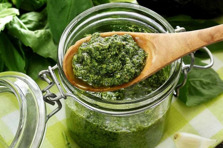 Salsa verde de albahaca para el invierno