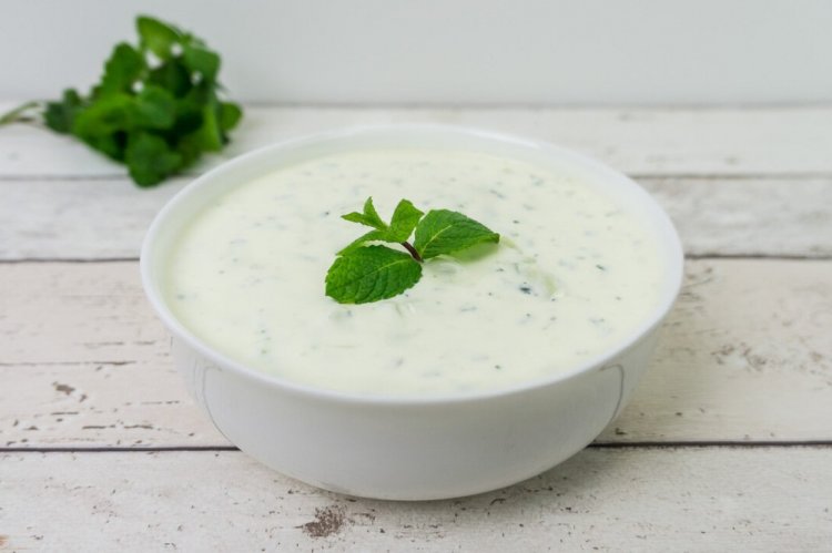 Salsa de crema agria con albahaca y menta