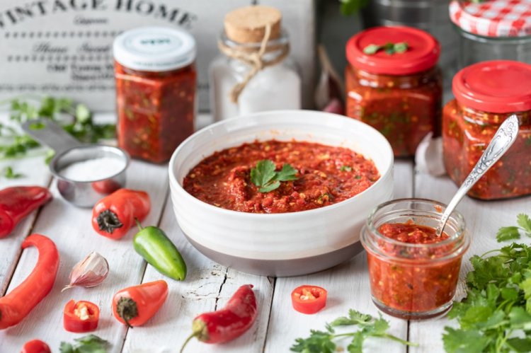 Salsa picante con albahaca