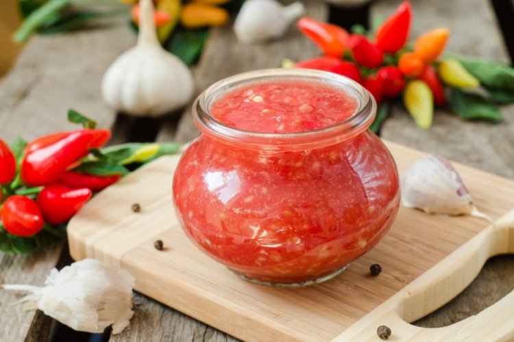Tomatoes with Horseradish and Garlic without Vinegar for Winter