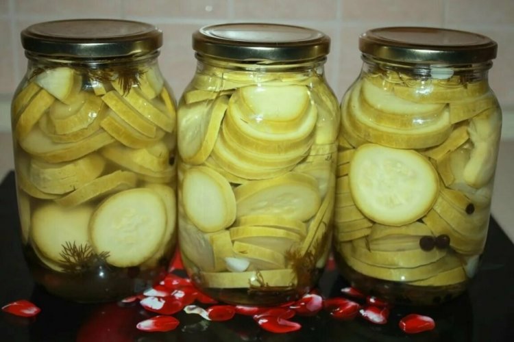 Salted Zucchini without Vinegar