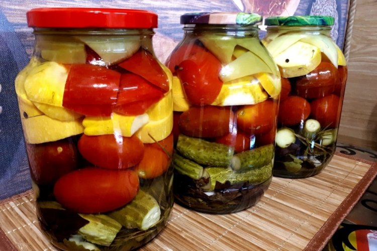 Cucumbers with Vegetables Without Vinegar for Winter