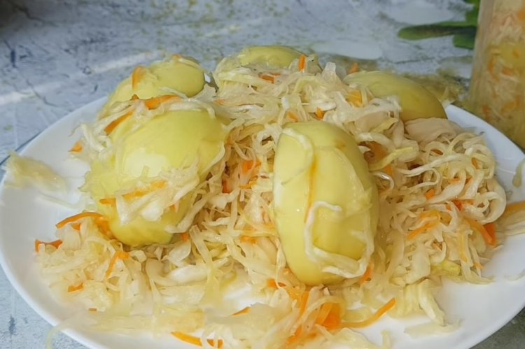 Soaked Apples with Cabbage