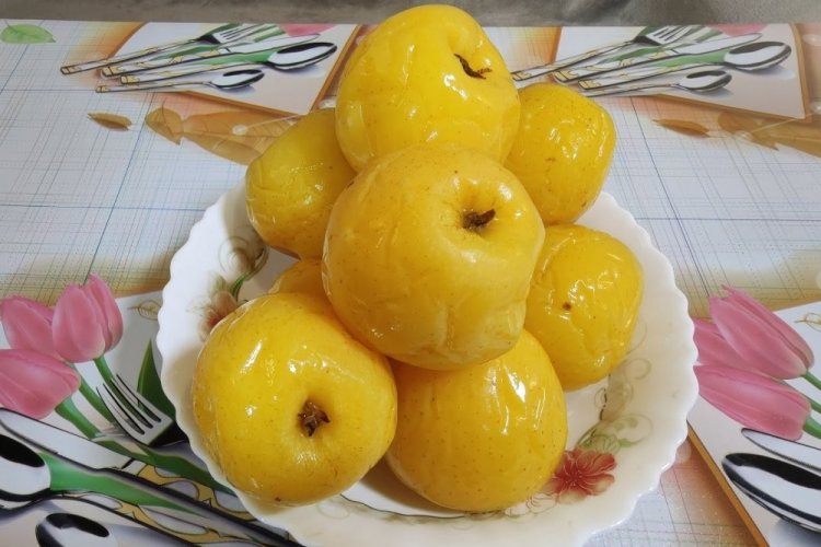 Soaked Apples with Rye Bread