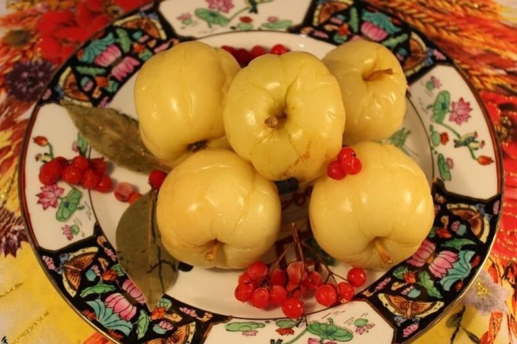 Soaked Apples with Rowan Berries for Winter