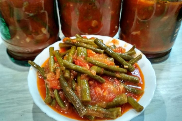 Salad with Bell Pepper, Carrot, and Green Beans for Winter