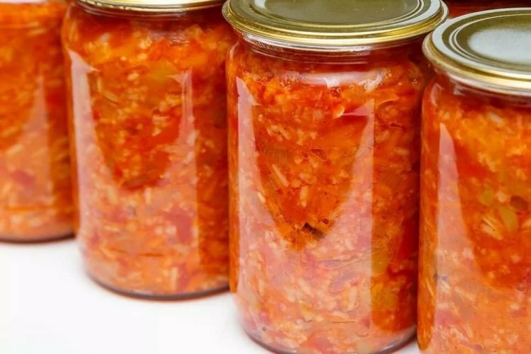Salad with Bell Pepper, Carrot, and Rice for Winter
