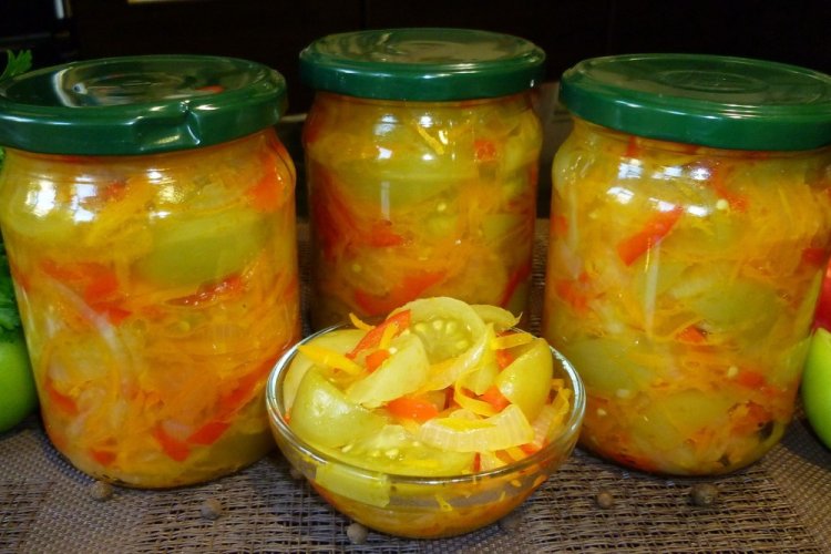 Salad of Bell Pepper, Carrot, and Green Tomatoes for Winter