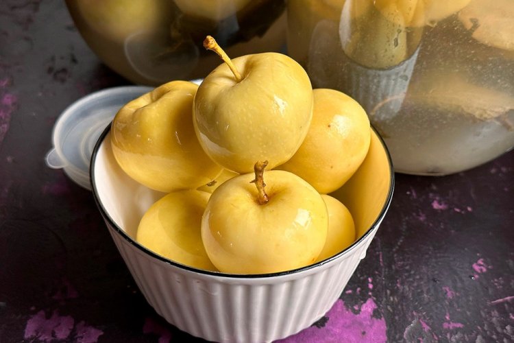 Soaked Apples for Winter