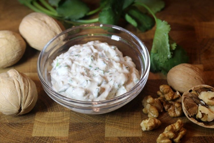 Sour Cream Sauce with Walnuts