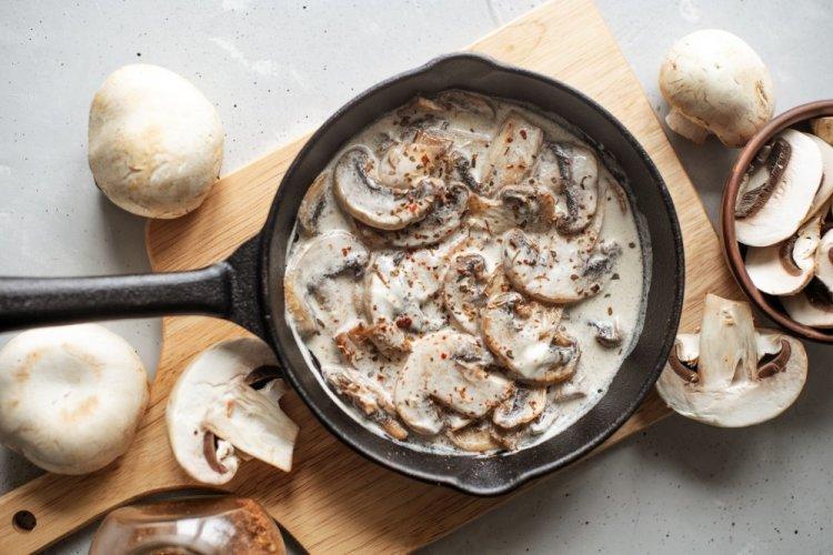 Cream Sauce with Mushrooms and Cheese