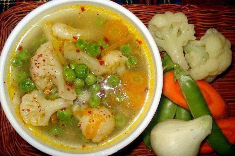 Sopa de pollo con coliflor y guisantes verdes
