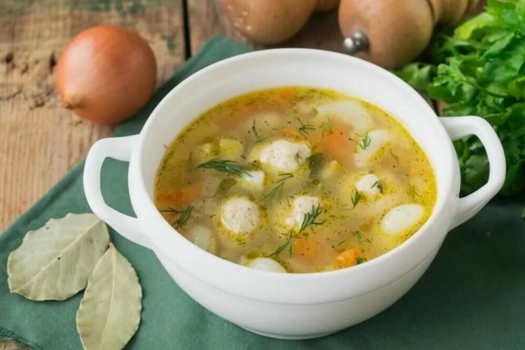 Sopa con albóndigas de pollo para niños