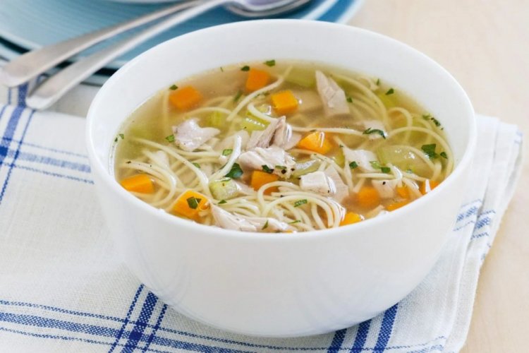 Sopa de pollo con calabacín y fideos