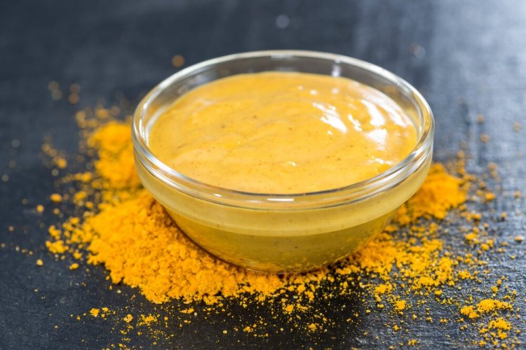 Garlic Sauce with Curry and Paprika for Shawarma