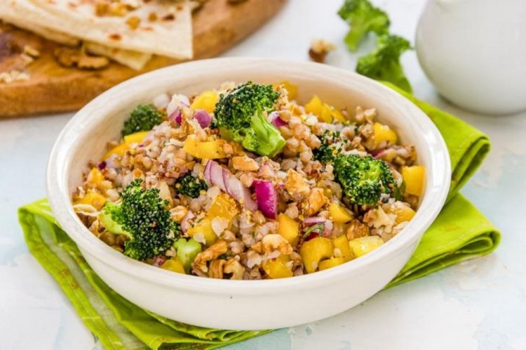 Salad with Broccoli and Green Buckwheat