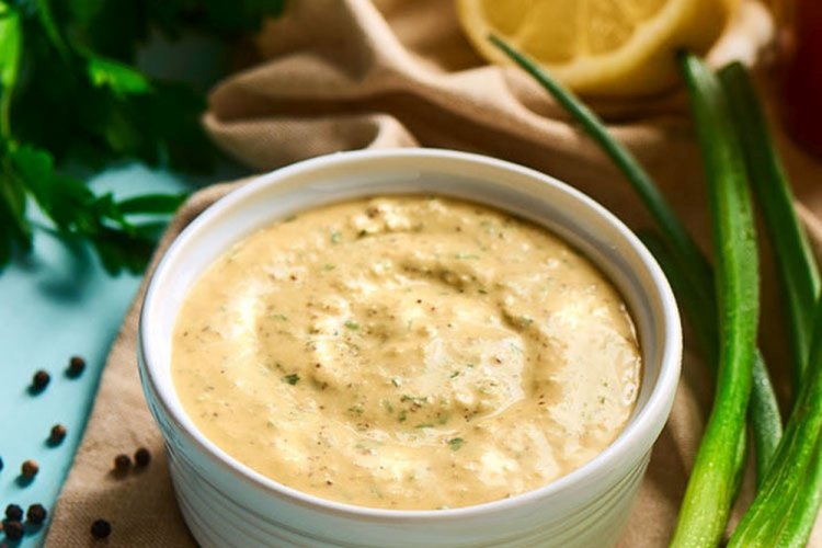 Salsa saludable de crema agria con mostaza