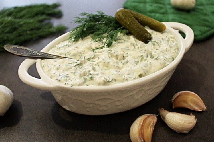 Salsa de crema agria con pepinillos