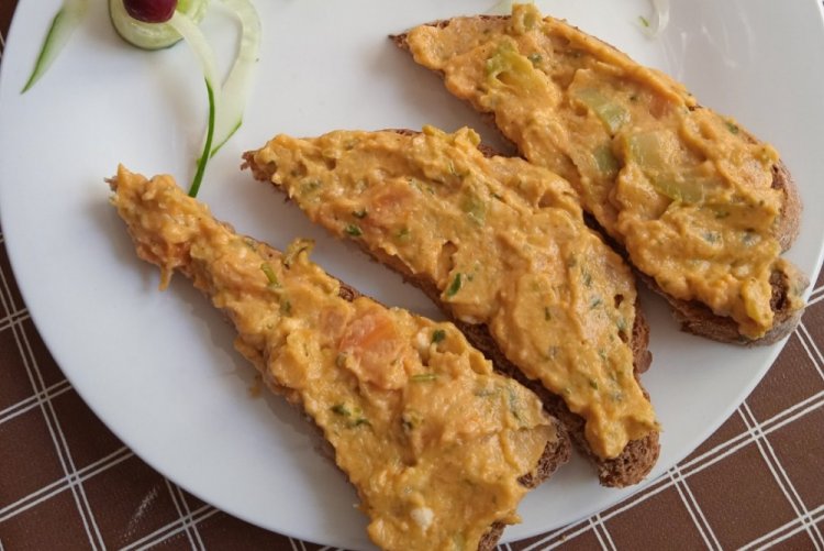 Untable de calabacín con tomates y albahaca