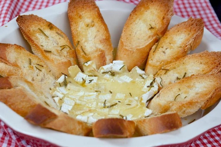 Camembert con baguette y ajo al horno