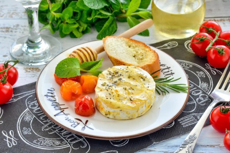 Camembert con baguette y tomates cherry al horno
