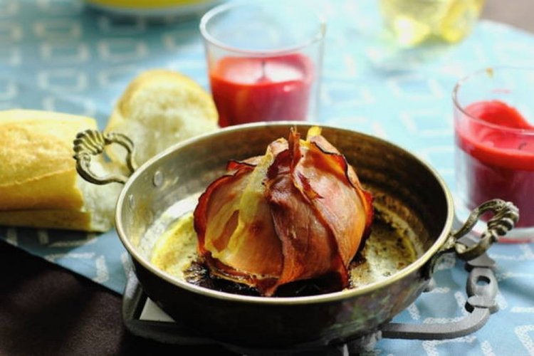Camembert con baguette y tocino al horno