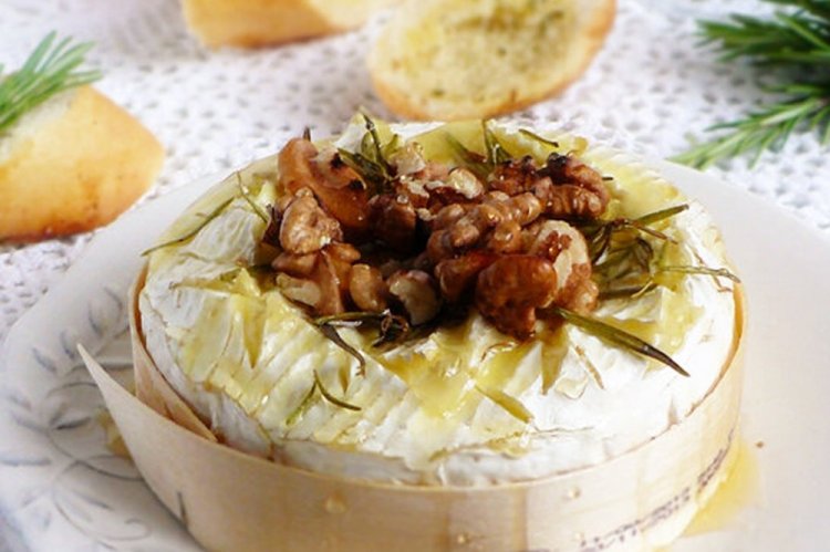 Camembert con baguette y miel al horno