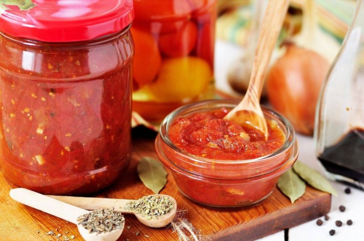 Meat Sauce from Tomatoes and Celery for Winter