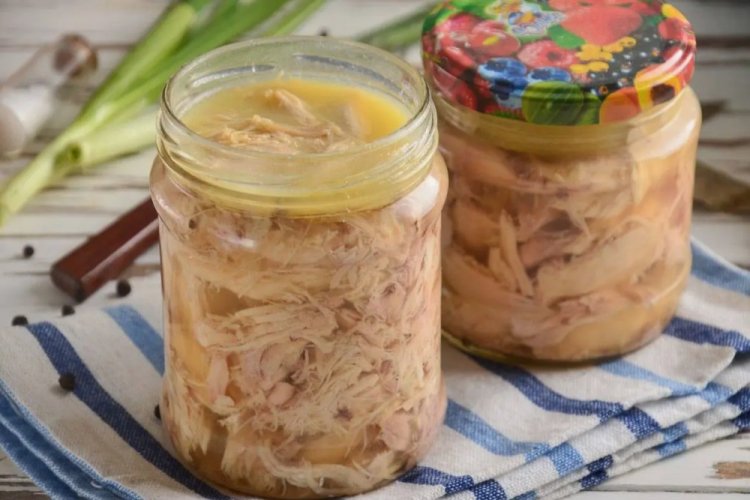 Pollo enlatado cocido