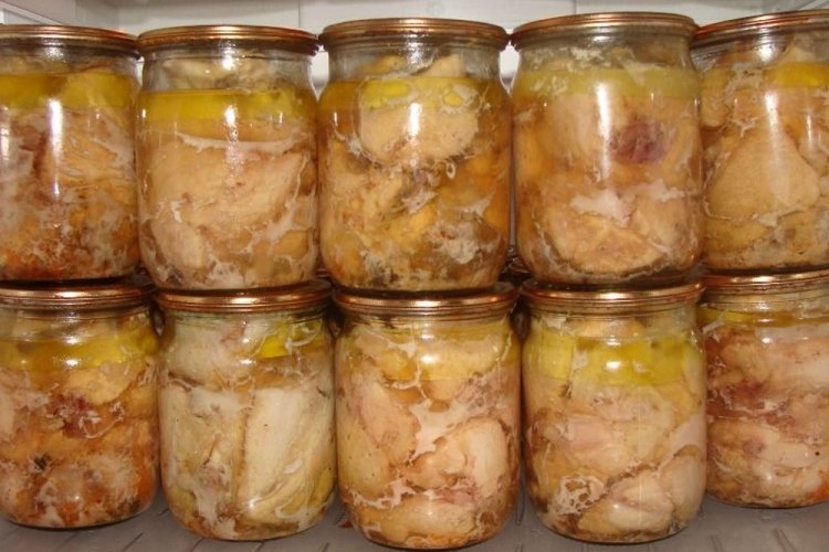 Pollo enlatado en olla