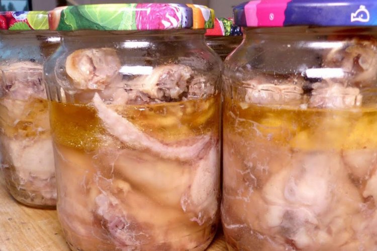 Pollo enlatado con gelatina