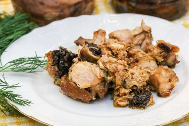 Pollo enlatado con ciruelas pasas