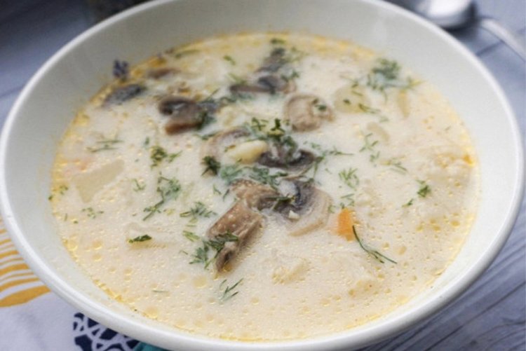 Sopa de queso con coliflor y champiñones
