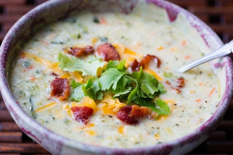 Sopa de coliflor con tocino