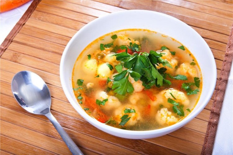 Sopa de coliflor con frijoles y mijo