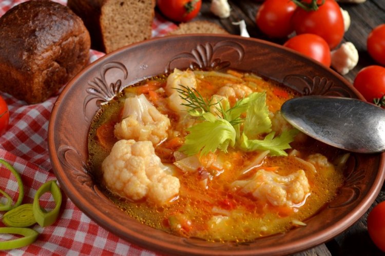 Sopa de coliflor con arroz y tomates