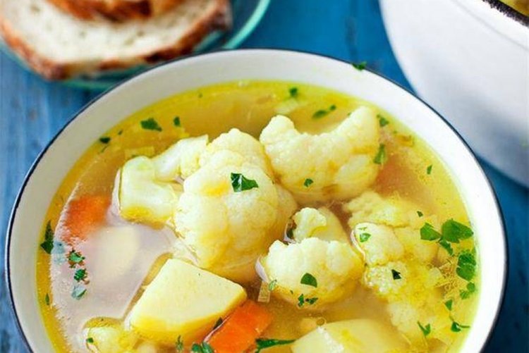 Sopa de coliflor con fideos
