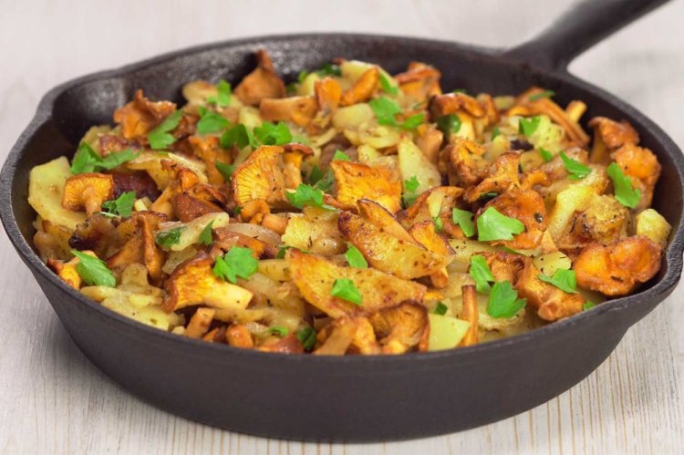 Fried Potatoes with Chanterelles and Onions