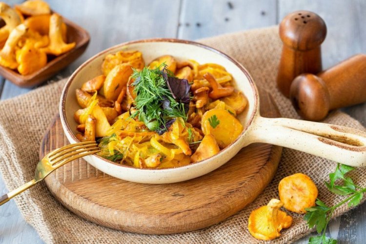 Fried Potatoes with Chanterelles in Sour Cream