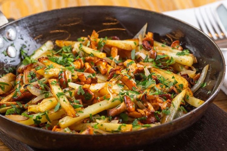 Fried Potatoes with Chanterelles and Meat