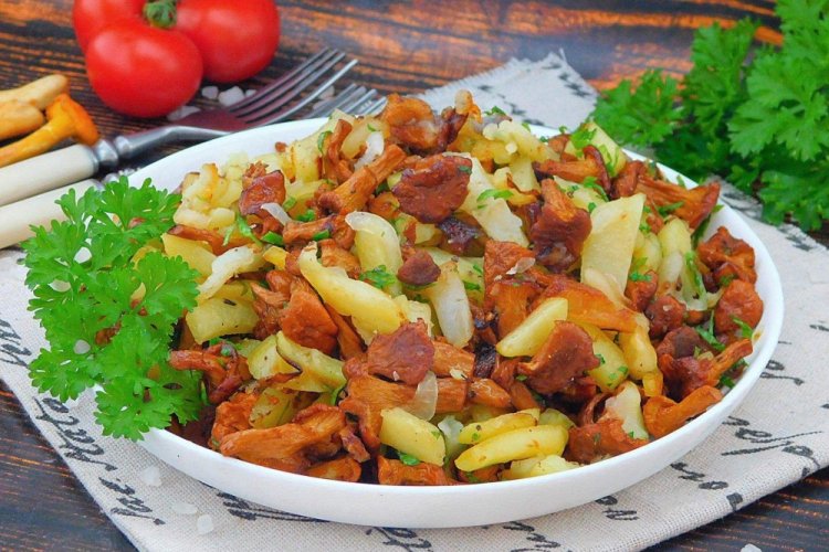 Fried Potatoes with Chanterelles and Bell Pepper