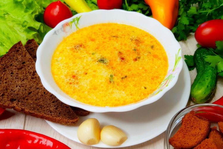 Sopa de níscalos con queso crema y tomates