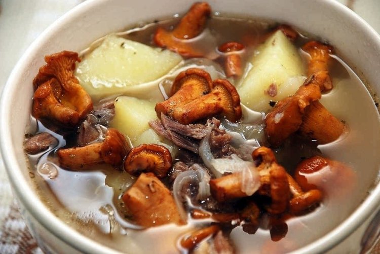 Chanterelle Soup with Beef Ribs