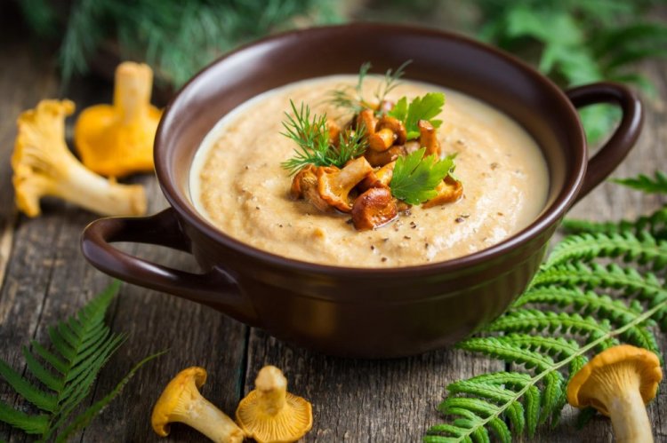 Cream Soup with Chanterelles and White Wine