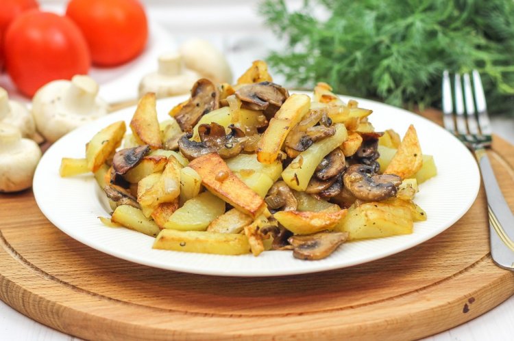 Fried Potatoes with Mushrooms and Onions