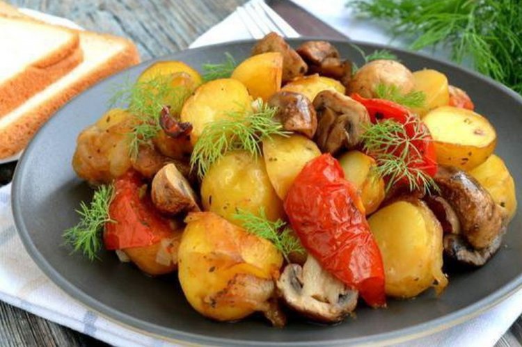Fried Potatoes with Mushrooms and Tomatoes