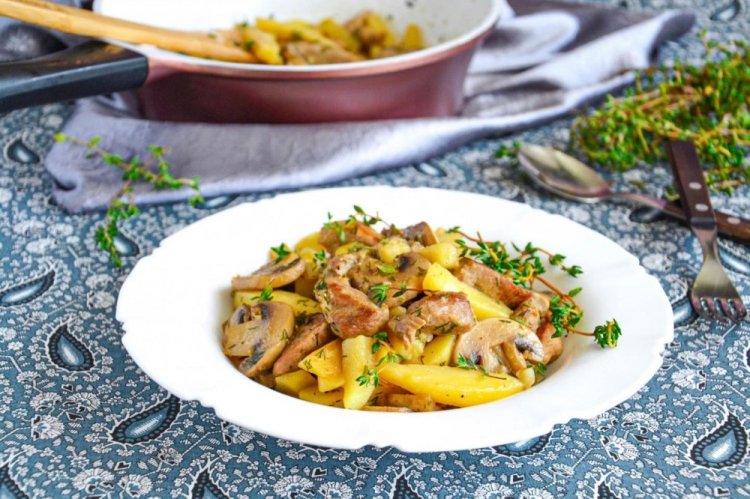 Fried Potatoes with Mushrooms and Meat