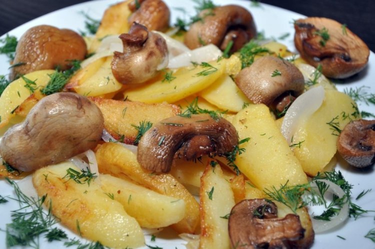 Fried Potatoes with Mushrooms and Salo (Pork Fat)