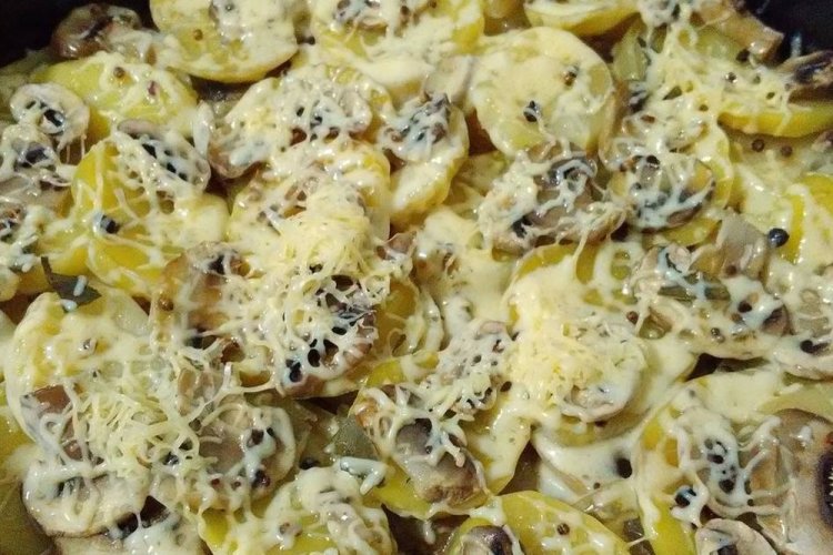 Fried Potatoes with Mushrooms and Cheese