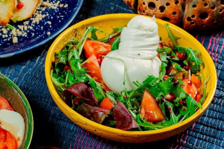 Burrata and Tuna Salad